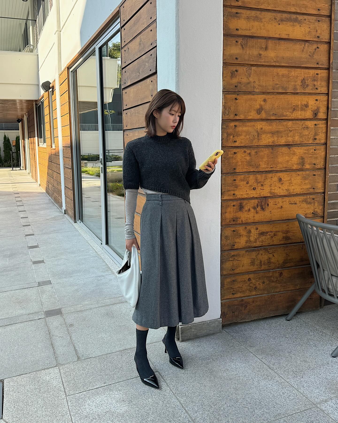 믹스매치부터 레이어드까지!
센스있는 코디 조합 대방출❤️

1. 미니멀 상의 + 아디다스 팬츠
2. 니트 + 미니원피스
3. 셔츠 + 조끼 + 미디스커트
4. 목폴라 + 니트 + 롱스커트 이미지8