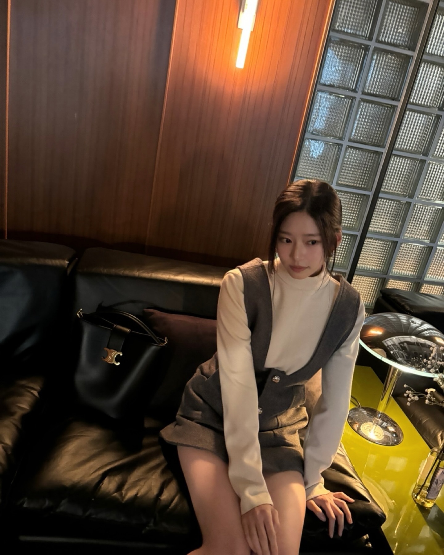 믹스매치부터 레이어드까지!
센스있는 코디 조합 대방출❤️

1. 미니멀 상의 + 아디다스 팬츠
2. 니트 + 미니원피스
3. 셔츠 + 조끼 + 미디스커트
4. 목폴라 + 니트 + 롱스커트 이미지4