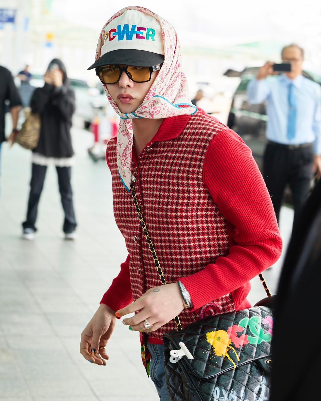 지드래곤, 2024/25 크루즈 컬렉션 레플리카 쇼 참석 차 출국 공항 패션❤️🖤

11월 4일 지드래곤이 5일 홍콩에 있을 2024/25 크루즈 컬렉션 레플리카 쇼 참석을 위해 인천 공항으로 출국했습니다.

그는 지난 31일 공개된 새로운 앨범 이후 첫 일정으로서 많은 사람들로부터 관심을 받으며 등장했는데요.

2024/25 코코네쥬 컬렉션 룩 15번 가디건과 2024/25 가을-겨울 레디-투-웨어 컬렉션 맥시 플랩백을 매치했으며, 그 밖에 샤넬 스카프와 아이웨어를 함께 멋진 스타일링을 선보였습니다. 이미지
