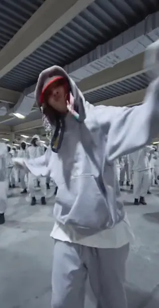 춤선하면 GD지❤️🔥
지드래곤의 신곡 ‘POWER’ 퍼포먼스 비디오 공개🔥 이미지