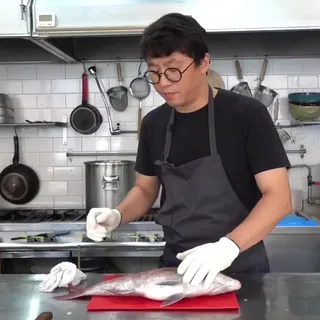 냉장고를 부탁해👨🏻🍳최강록 합류
에드워드 리에 이어 최강록 셰프도 JTBC ‘냉장고를 부탁해 2’에 출연을 확정했습니다. 뛰어난 요리 실력과 더불어 독특한 화법으로 사랑받고 있는 그가 이번에는 어떤 어록을 탄생시킬지 기대를 모으고 있는데요. 더불어 ‘마스터셰프 코리아 2’에서 심사위원 강레오 셰프와의 뜻밖의 브로맨스가 최근 화제가 되고 있어, 이번에 보여줄 케미가 또 하나의 관전 요소가 될 전망입니다. 이미지