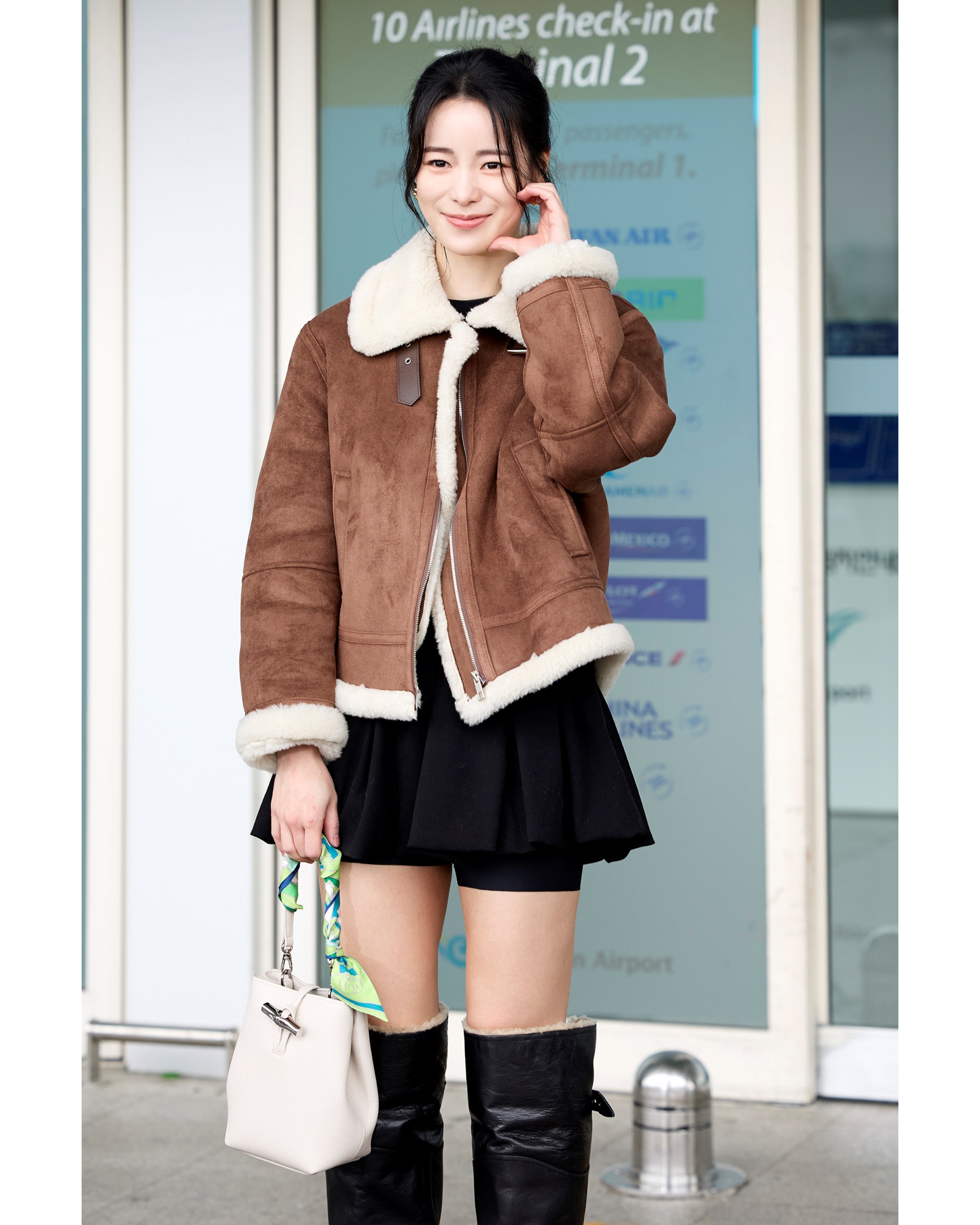 쿨톤여신 임지연 공항패션🤍롱샴
토글 달린 르 로조 버킷백으로 세련미👸🏻❤️너무예뻐 이미지