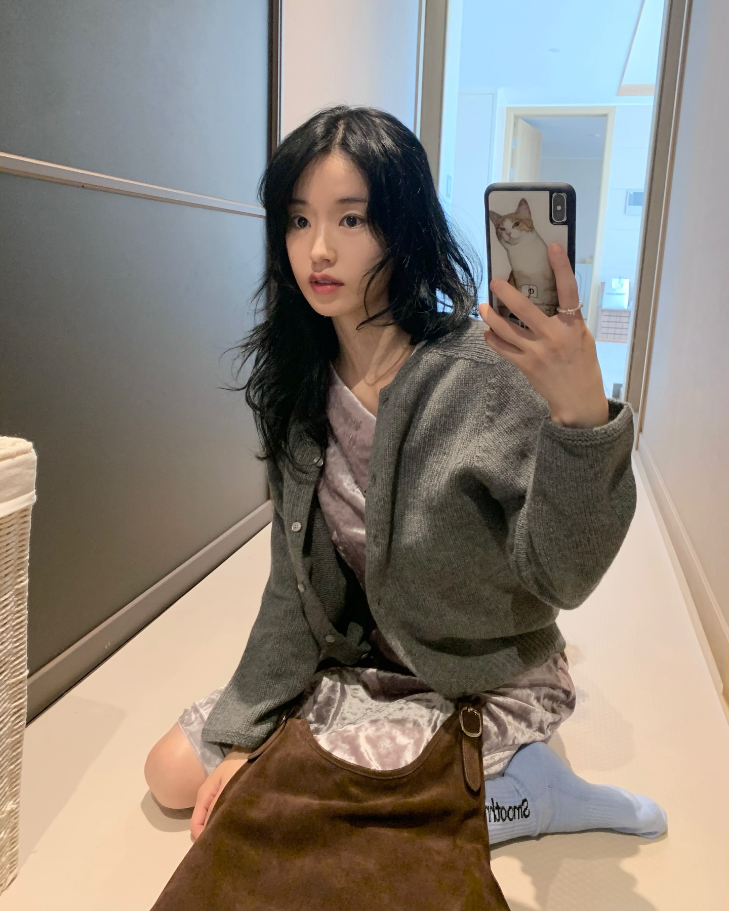 서늘한 날씨엔 서늘한 흑발로🖤
추워진 날씨, 호불호 없는 흑발과 어울리는 헤어 추천 4💈

1. 풀뱅 앞머리

2. 숏컷

3. 미디움 레이어드컷

4. 긴 웨이브 머리 이미지7