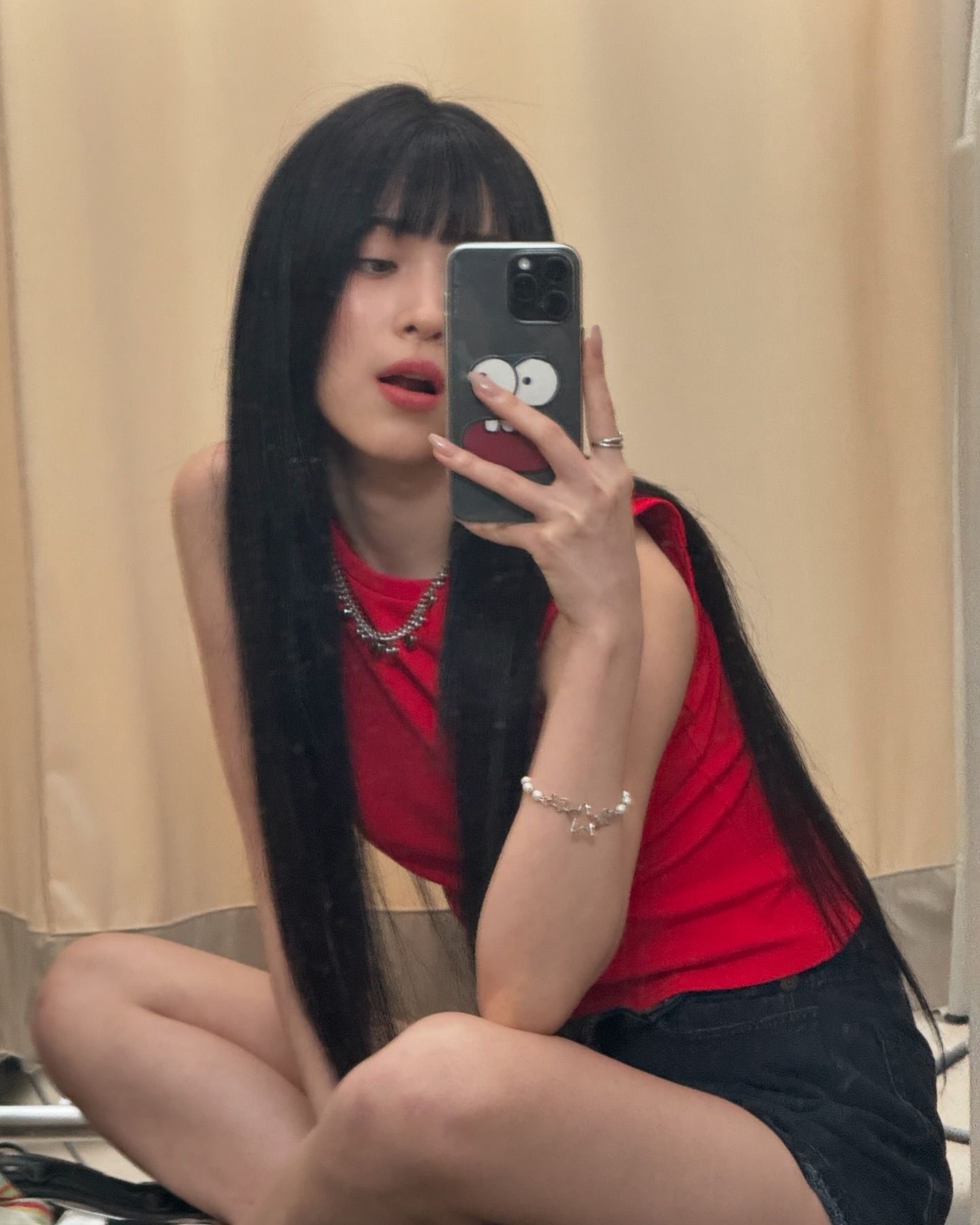 서늘한 날씨엔 서늘한 흑발로🖤
추워진 날씨, 호불호 없는 흑발과 어울리는 헤어 추천 4💈

1. 풀뱅 앞머리

2. 숏컷

3. 미디움 레이어드컷

4. 긴 웨이브 머리 이미지2