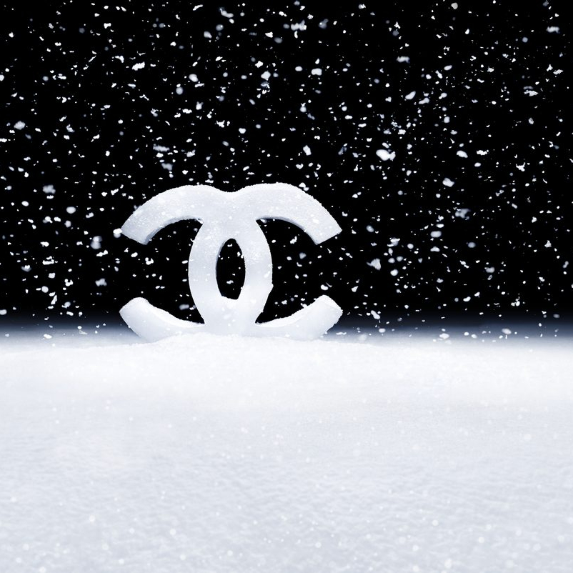 잠실 샤넬 아이스링크장 오픈❄️🤍

잠실 롯데타워에 홀리데이 시즌을 기념하는 아이스링크 이벤트 ‘샤넬 윈터 테일 홀리데이 아이스링크’를 오픈합니다. 친환경 인공 아이스링크장으로 만들어진 샤넬 윈터 테일 홀리데이 아이스링크는 샤넬의 아이코닉 컬러인 골드와 화이트로 꾸며지는데요. 리미티드로 출시된 샤넬의 다양한 홀리데이 향수 제품들도 함께 만나 볼 수 있습니다.

[샤넬 윈터 테일 홀리데이 아이스링크]
장소: 서울 송파구 올림픽로 300 잠실 롯데 월드타워 아레나 광장
기간: 2024년 11월 21일 ~ 2025년 1월 12일
시간: 12:00 ~ 20:45(마지막 입장 20:00)
방문: 사전 예약, 현장 방문 이미지