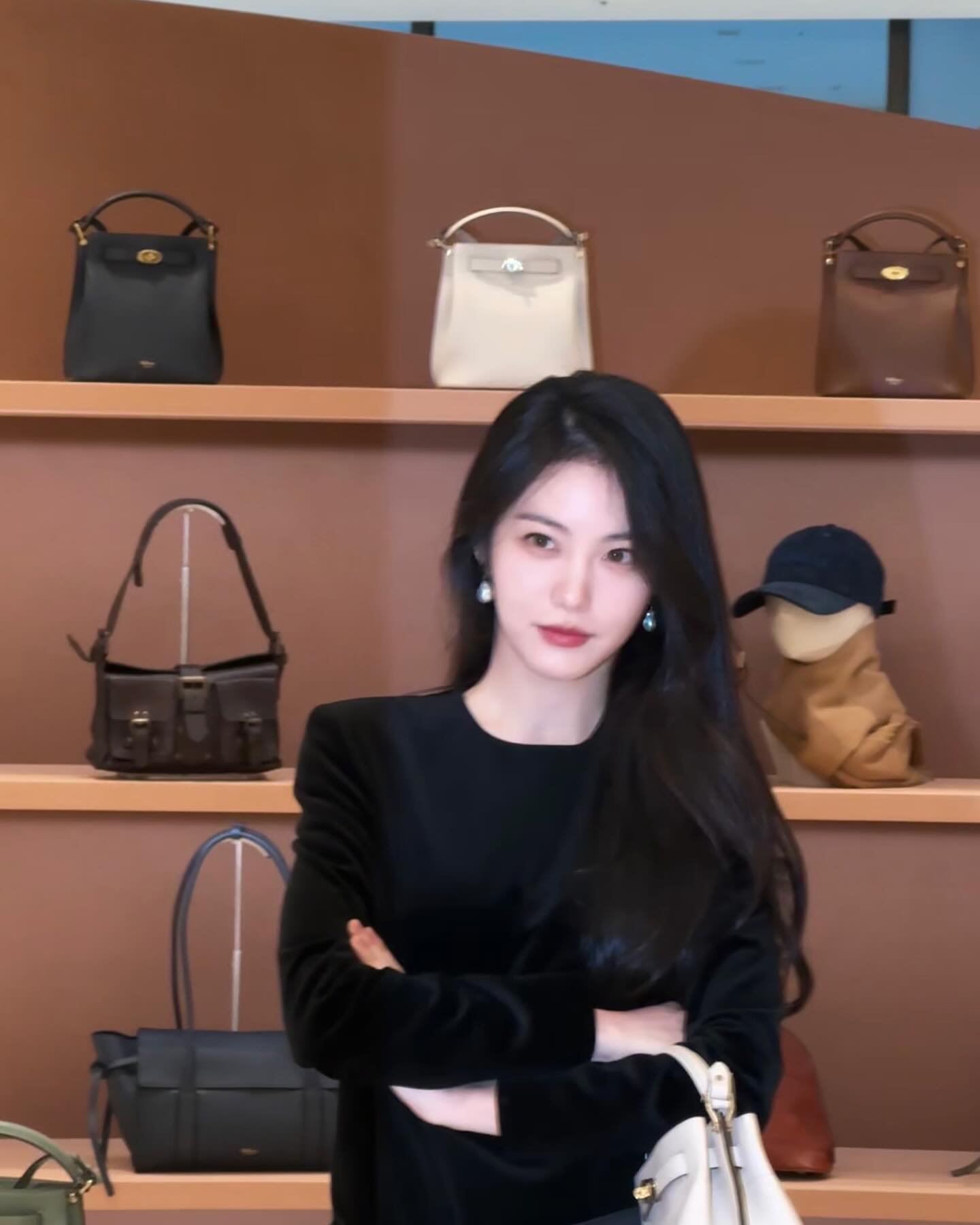 서늘한 날씨엔 서늘한 흑발로🖤
추워진 날씨, 호불호 없는 흑발과 어울리는 헤어 추천 4💈

1. 풀뱅 앞머리

2. 숏컷

3. 미디움 레이어드컷

4. 긴 웨이브 머리 이미지8