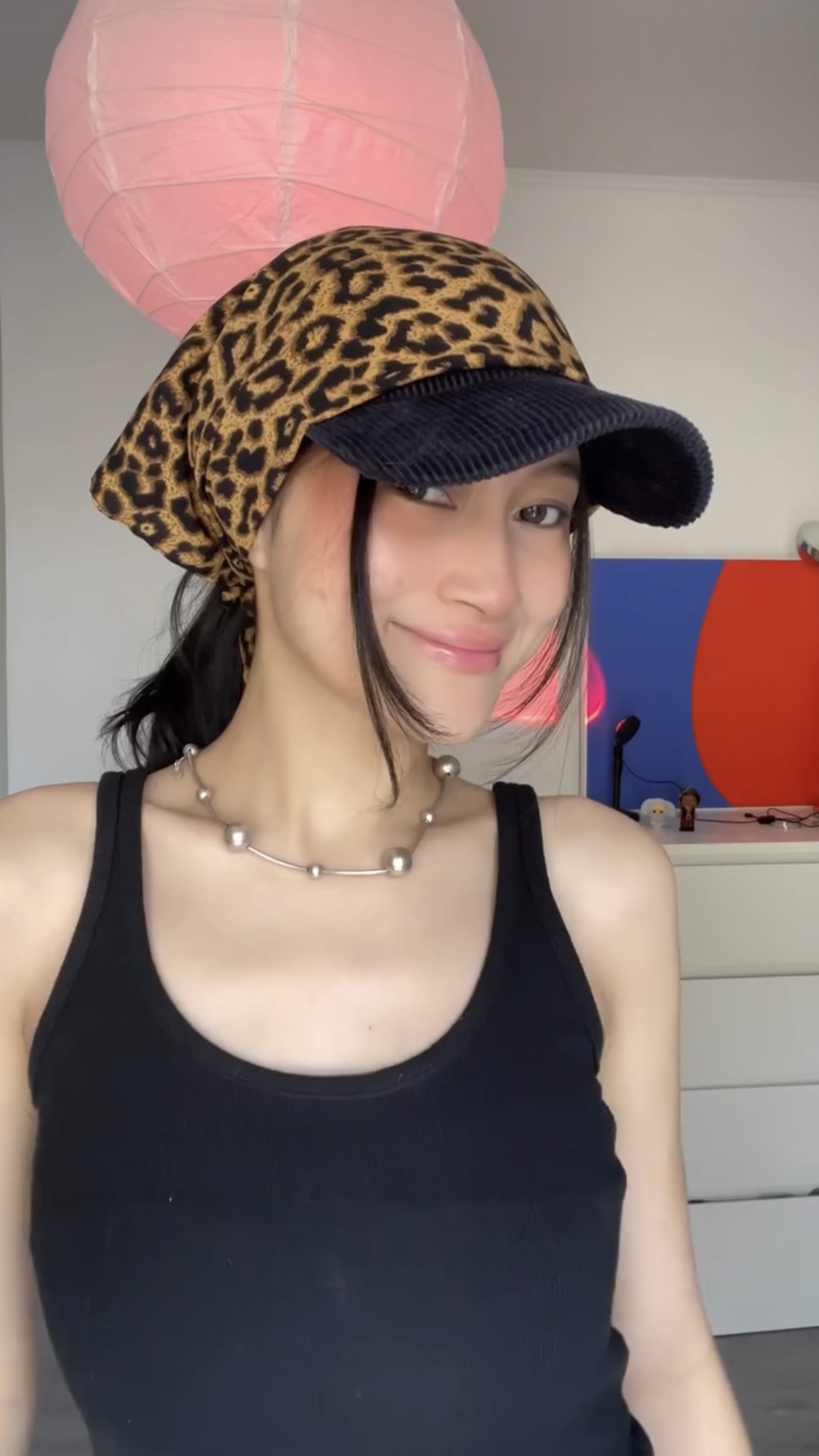 요즘 지디가 빠진 볼캡+스카프🧢
긴머리여도 충분히 가능👱🏻‍♀️한번@따라해봐👍🏻 이미지