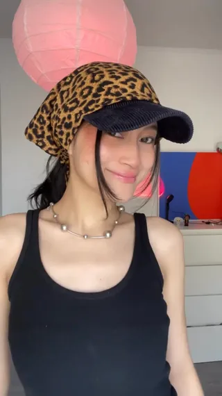 요즘 지디가 빠진 볼캡+스카프🧢
긴머리여도 충분히 가능👱🏻♀️한번@따라해봐👍🏻 이미지