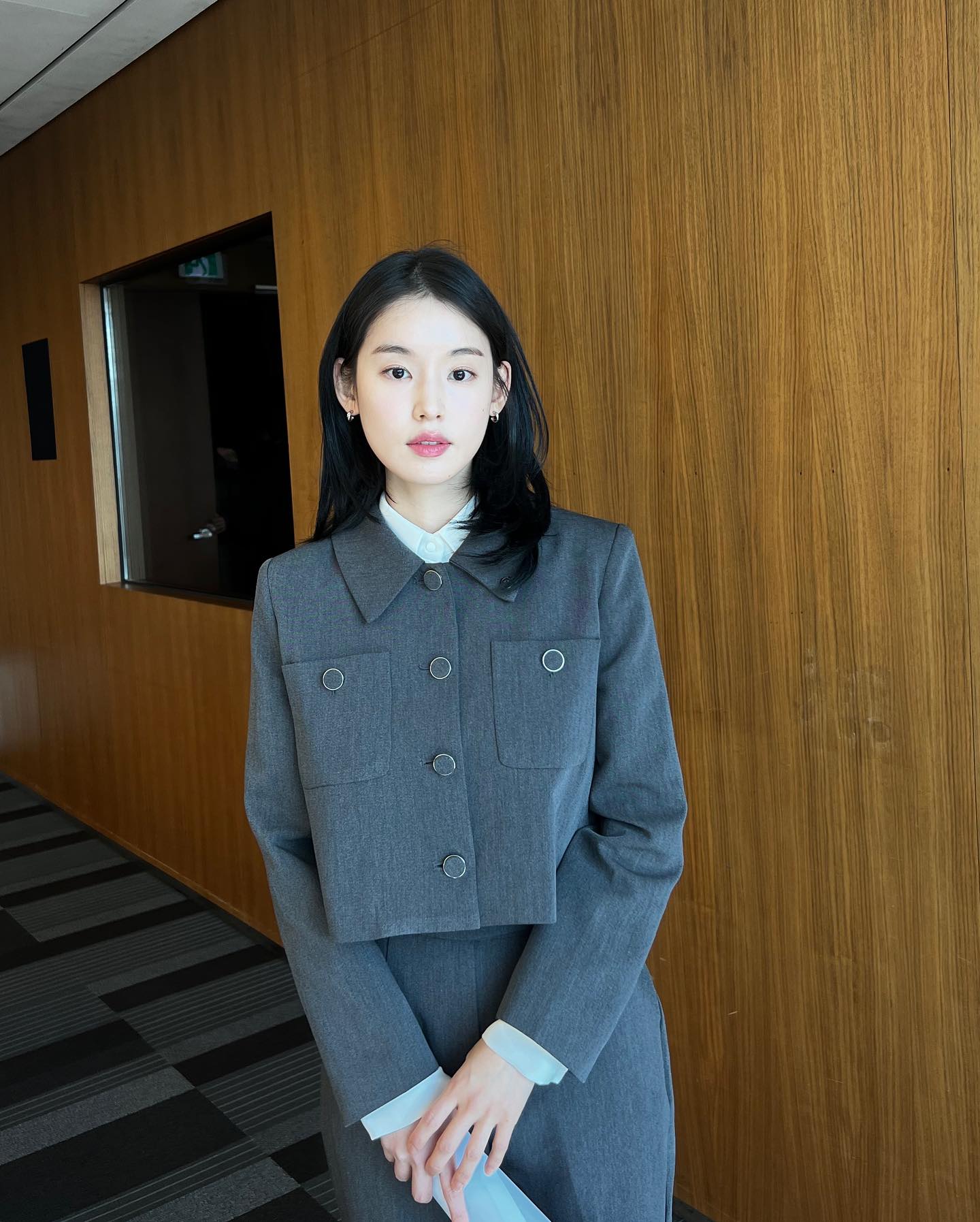 서늘한 날씨엔 서늘한 흑발로🖤
추워진 날씨, 호불호 없는 흑발과 어울리는 헤어 추천 4💈

1. 풀뱅 앞머리

2. 숏컷

3. 미디움 레이어드컷

4. 긴 웨이브 머리 이미지6