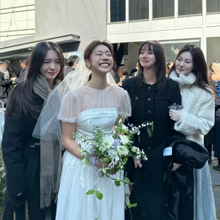 결혼식 평균 축의금은 얼마?💍
카카오페이가 축의금 송금 관련 데이터를 분석한 결과 평균 축의금 비용이 지난 9월 기준 9만 원으로 나타났습니다. 2021년 평균 축의금 7만 3천 원, 2022년 8만 원, 2023년 8만 3천 원으로 증가했는데요. 연령별 평균 측의금은 20대가 약 6만 원, 30‧40대는 약 10만 원, 50‧60대는 약 12만 원인 것으로 나타났습니다. 이미지