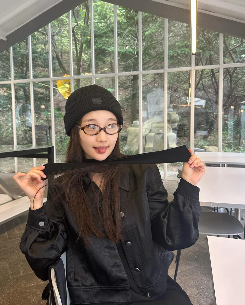 레오파드 패턴🐆 어렵지 않게 입는 법 딱 알려줌📝
1. 심플한 컬러 이너 또는 아우터와 코디
2. 안경, 모자 등 액세서리로 코디
3. 과감하게 드러내기 이미지6