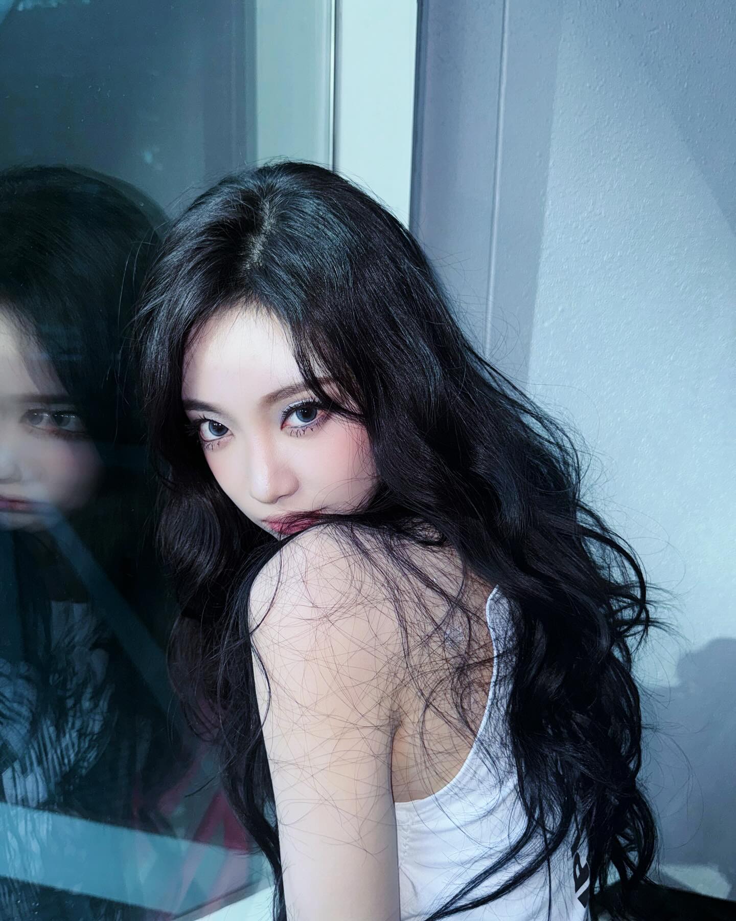 서늘한 날씨엔 서늘한 흑발로🖤
추워진 날씨, 호불호 없는 흑발과 어울리는 헤어 추천 4💈

1. 풀뱅 앞머리

2. 숏컷

3. 미디움 레이어드컷

4. 긴 웨이브 머리 이미지9