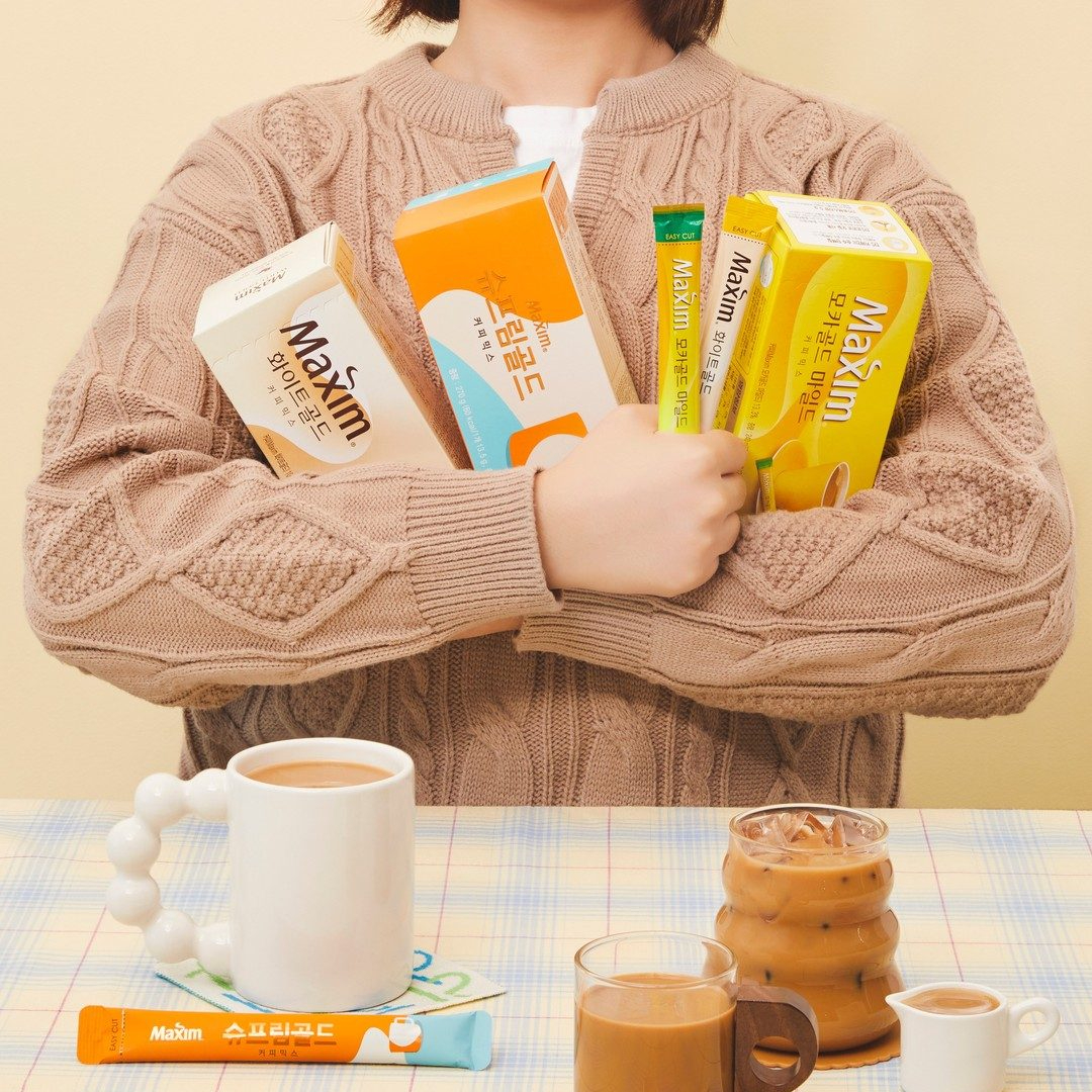 커피믹스도 이제 가격 인상☕️💸

오는 15일부터 동서식품 인스턴트 커피, 커피믹스, 커피음료 등 제품 가격이 인상됩니다. 이에 따라 동서식품 대표 메뉴인 맥심 모카골드 리필 500g은 17,450원에서 19,110원으로, 카누 아메리카노는 17,260원에서 18,900원으로 인상되는데요. 이번 가격 인상은 커피 원두 및 설탕, 야자유 등 주요 원재료의 가격 상승과 높아진 환율의 영향을 반영한 것으로 2022년 12월 이후 약 2년 만의 가격 조정입니다. 이미지