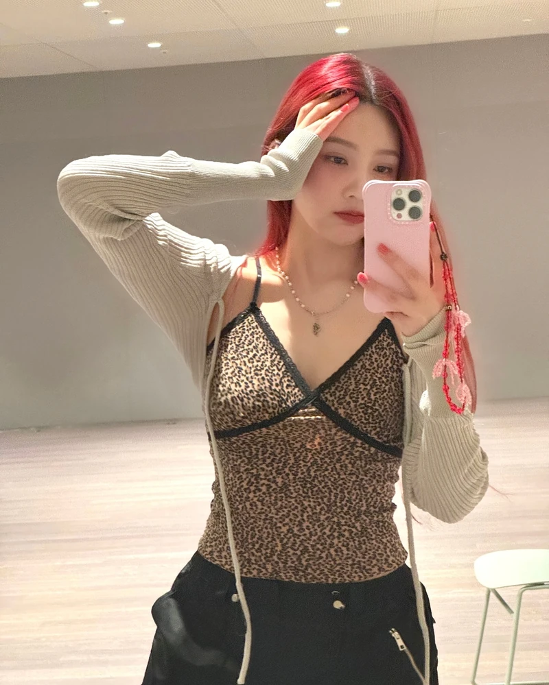 레오파드 패턴🐆 어렵지 않게 입는 법 딱 알려줌📝
1. 심플한 컬러 이너 또는 아우터와 코디
2. 안경, 모자 등 액세서리로 코디
3. 과감하게 드러내기 이미지7