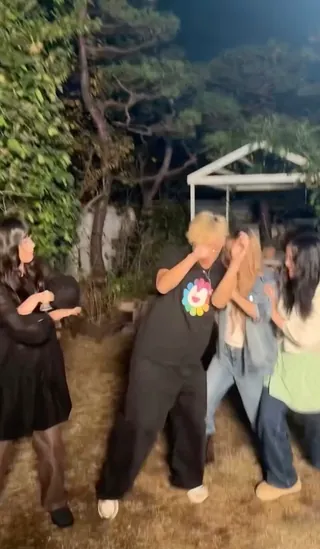 드디어 만났다❤️🔥뉴진스x제이슨 지난 9월 스트리머 제이슨이 지인들과 함께 뉴진스의 'ETA'에 맞춰 춤추는 영상이 입소문을 타며 미국 애플 뮤직 차트에서 2위에 올랐습니다. 이후 뉴진스 멤버들이 직접 이 영상을 따라 하기도 했고, 최근에는 제이슨을 직접 만나 함께 ‘ETA’ 안무를 선보이며 인증샷도 찍었습니다🎥 이미지