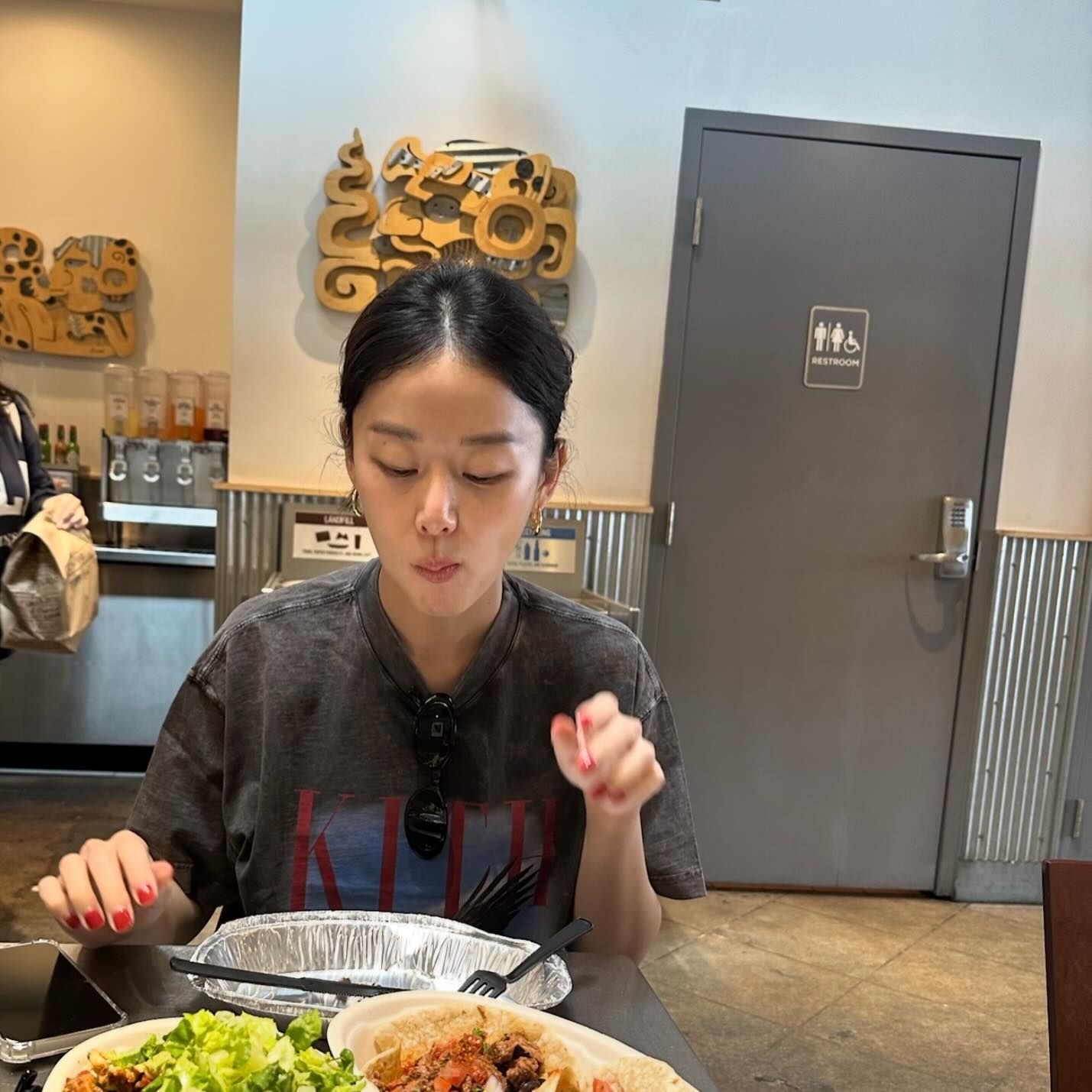 느좋 여친짤은 음식과 함께🥪✌🏻 이미지