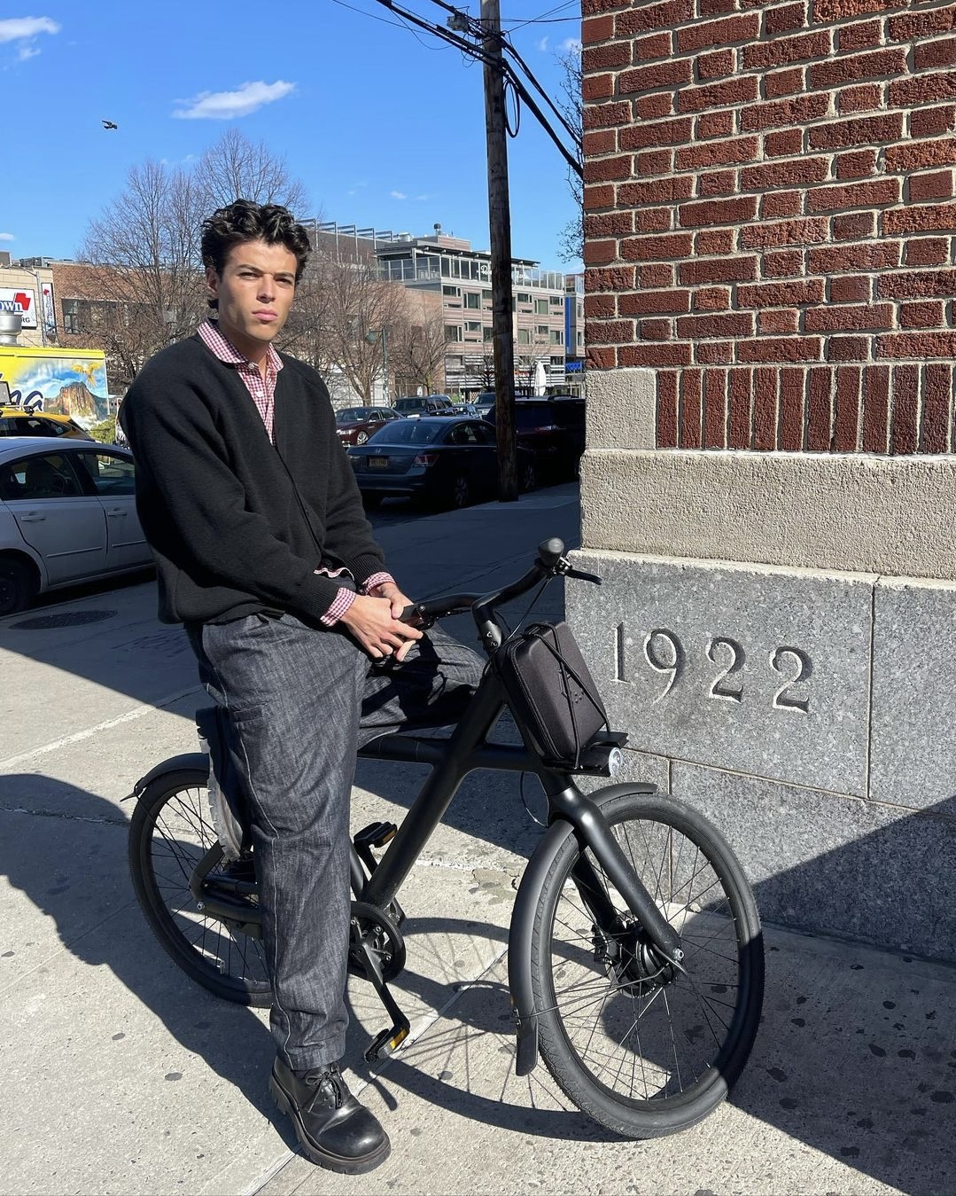 포즈 고민 될 때는 따릉이 바이브🚲✌️ 이미지"