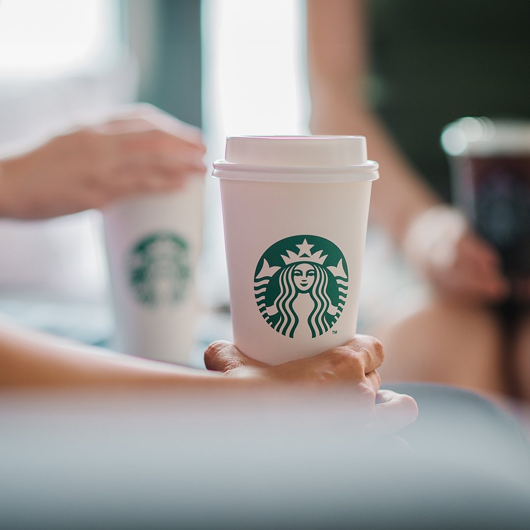 카페 어플 주문취소 기능 도입☕️

커피전문점 프랜차이즈 중 스타벅스와 투썸플레이스 등 11개 업체가 스마트오더 앱으로 음료 주문 취소나 변경하는 기능을 도입하기로 했습니다. 현재 스마트오더 앱을 운영하는 커피전문점 중 주문 취소 기능이 있는 업체는 파스쿠찌와 이디야커피, 빽다방 등 6곳인데요. 소비자원의 개선 권고를 수용해 스마트오더 앱으로 주문 취소나 변경하는 기능을 마련하기로 했습니다. 이미지