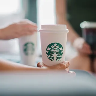 카페 어플 주문취소 기능 도입☕️
커피전문점 프랜차이즈 중 스타벅스와 투썸플레이스 등 11개 업체가 스마트오더 앱으로 음료 주문 취소나 변경하는 기능을 도입하기로 했습니다. 현재 스마트오더 앱을 운영하는 커피전문점 중 주문 취소 기능이 있는 업체는 파스쿠찌와 이디야커피, 빽다방 등 6곳인데요. 소비자원의 개선 권고를 수용해 스마트오더 앱으로 주문 취소나 변경하는 기능을 마련하기로 했습니다. 이미지