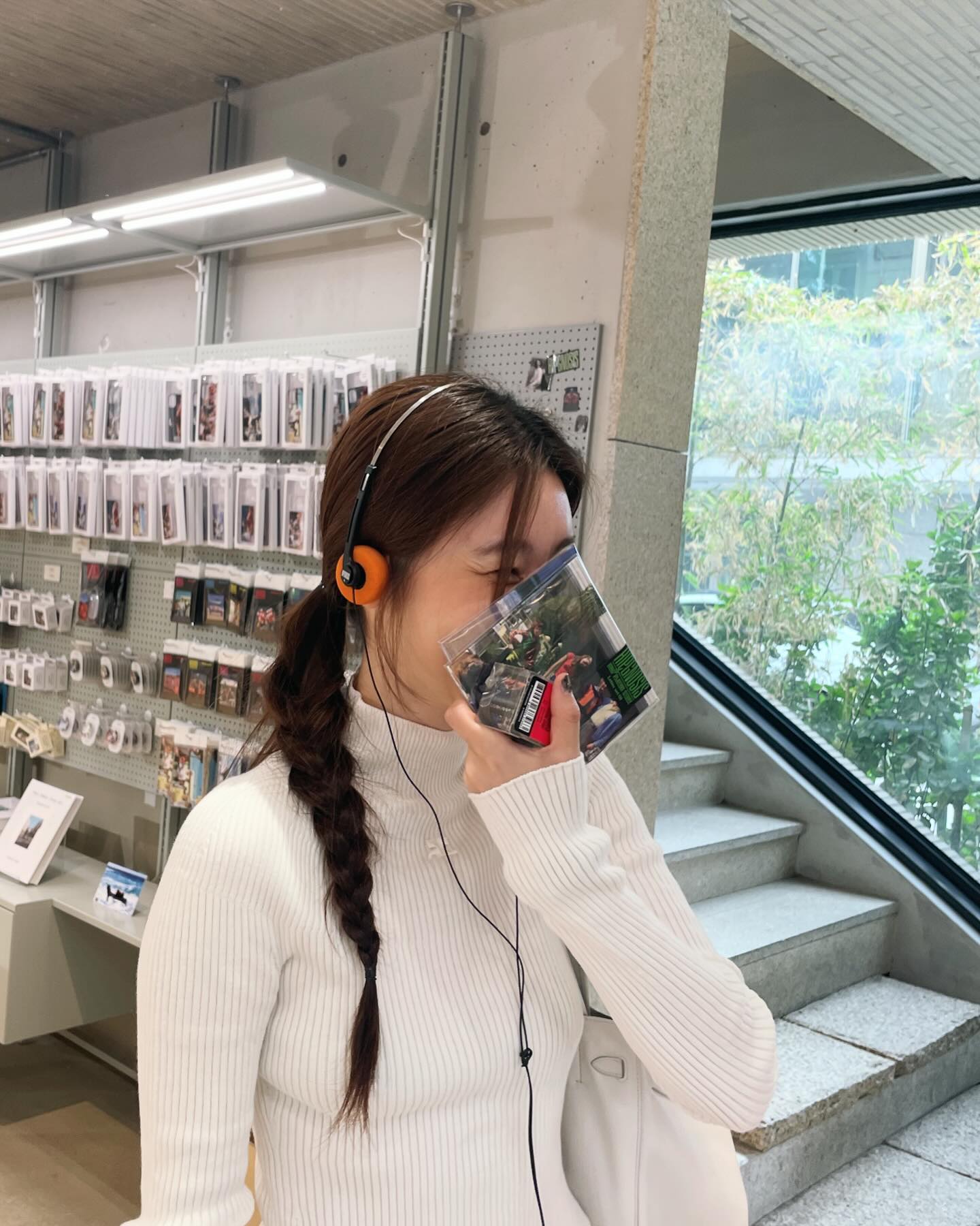 분위기 미녀들의 단골 머리🙍🏻‍♀️🩷
낮게 묶은 스타일로 다양하고 고급스럽게✨ 이미지