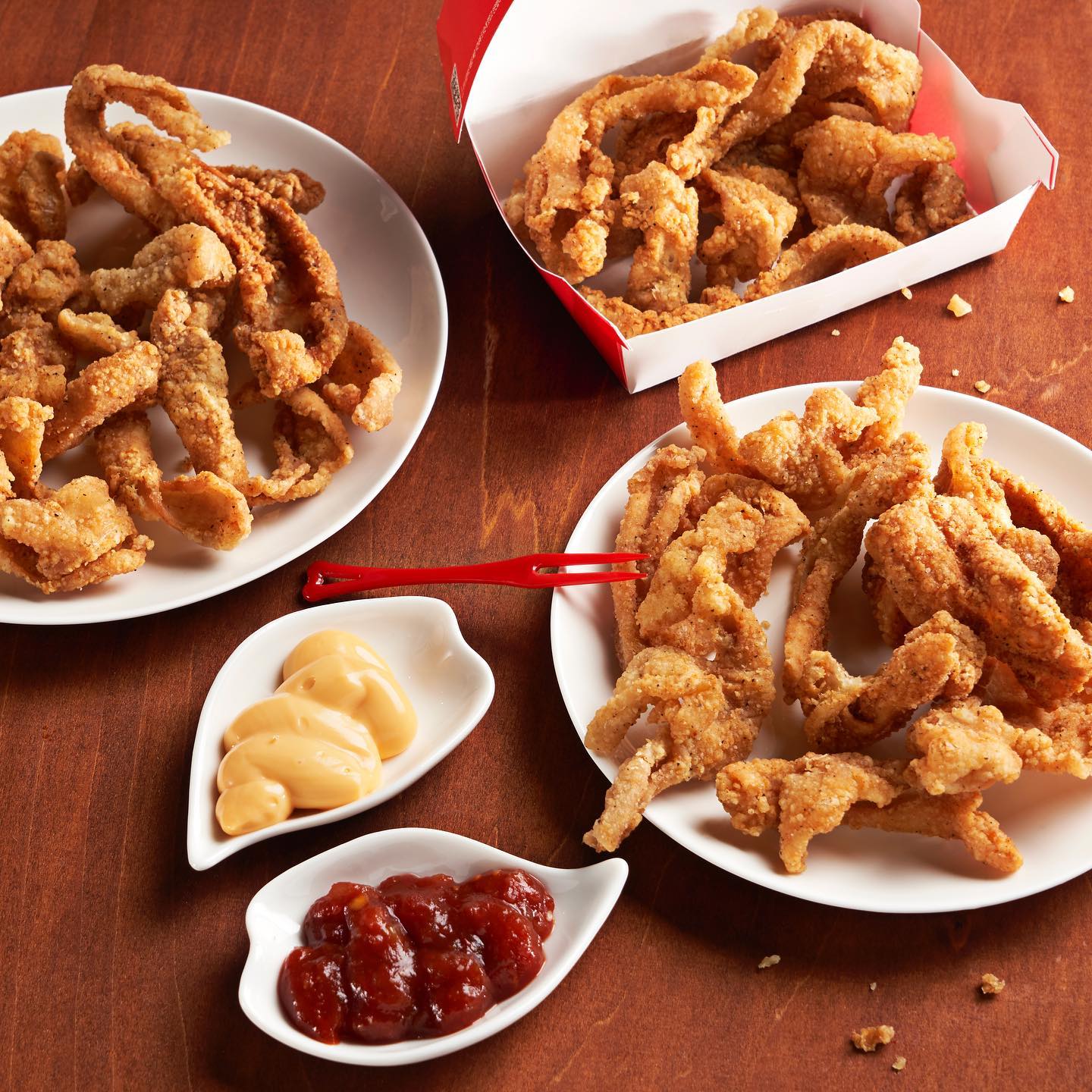 닭껍질튀김을 1,900원에🍗  KFC가 닭껍질튀김을 1,900원에 제공하는 행사를 진행합니다. 기존 3,500원에서 1,900원에 닭껍질튀김을, 1,000원 추가시 콜라까지 함께 즐길 수 있는데요. 12월 2일까지 매장 방문, 징거벨 오더, 딜리버리 채널에서도 주문 가능하다고 합니다. 이미지