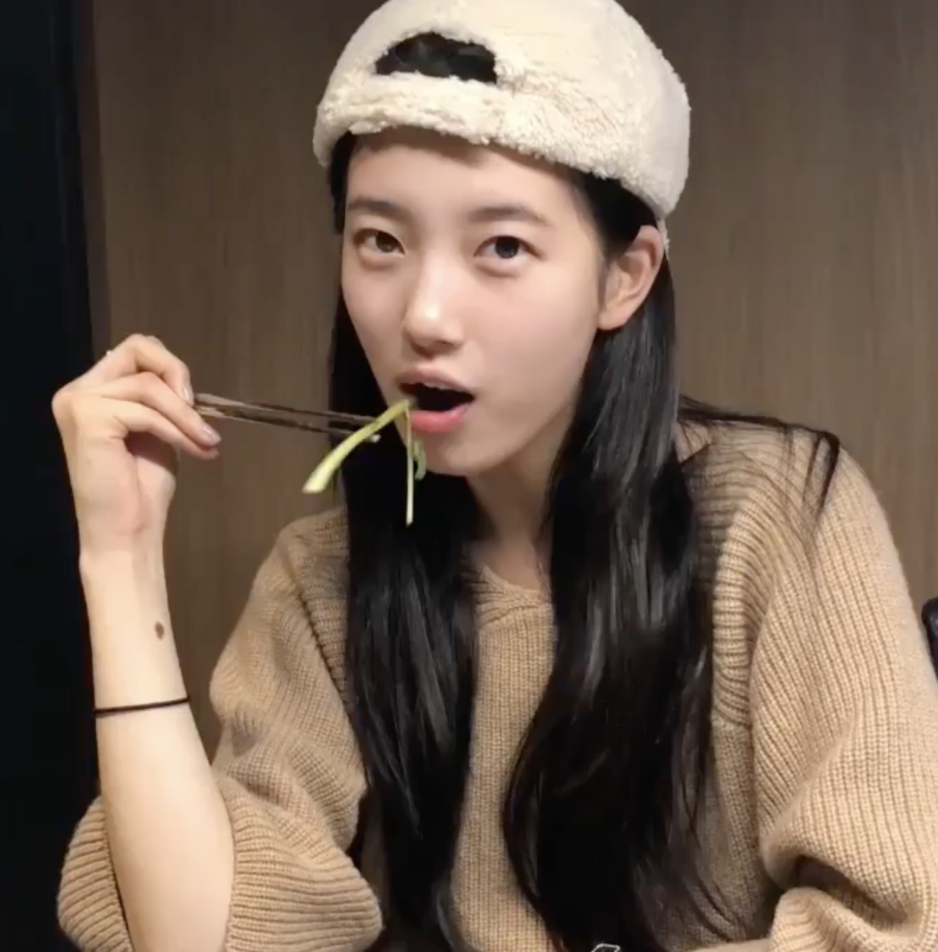 느좋 여친짤은 음식과 함께🥪✌🏻 이미지