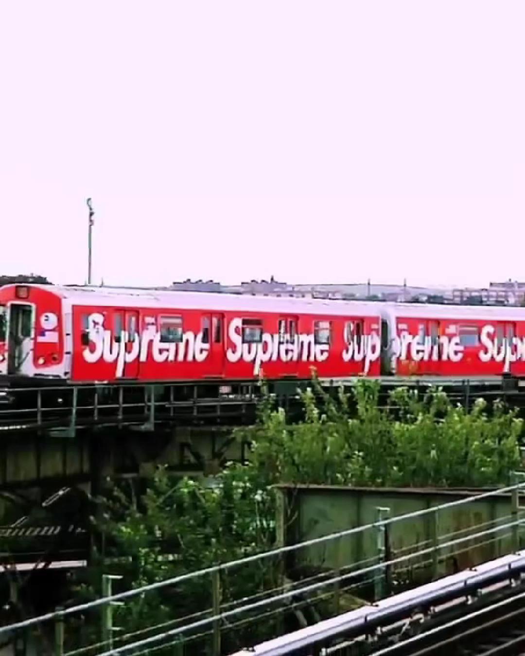 슈프림은 지하철로 광고를 한 적이 있다🚈 이미지