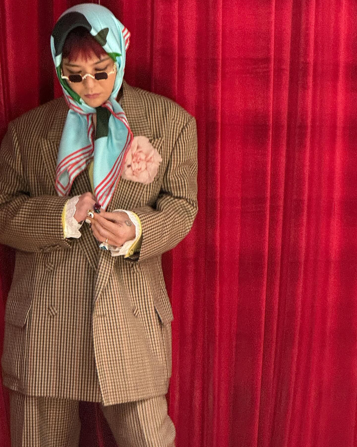 유행에 또 불을 지핀 GD 패션❤️‍🔥
올여름에 이어 올겨울도 스카프는 머리에🧕🏻 이미지