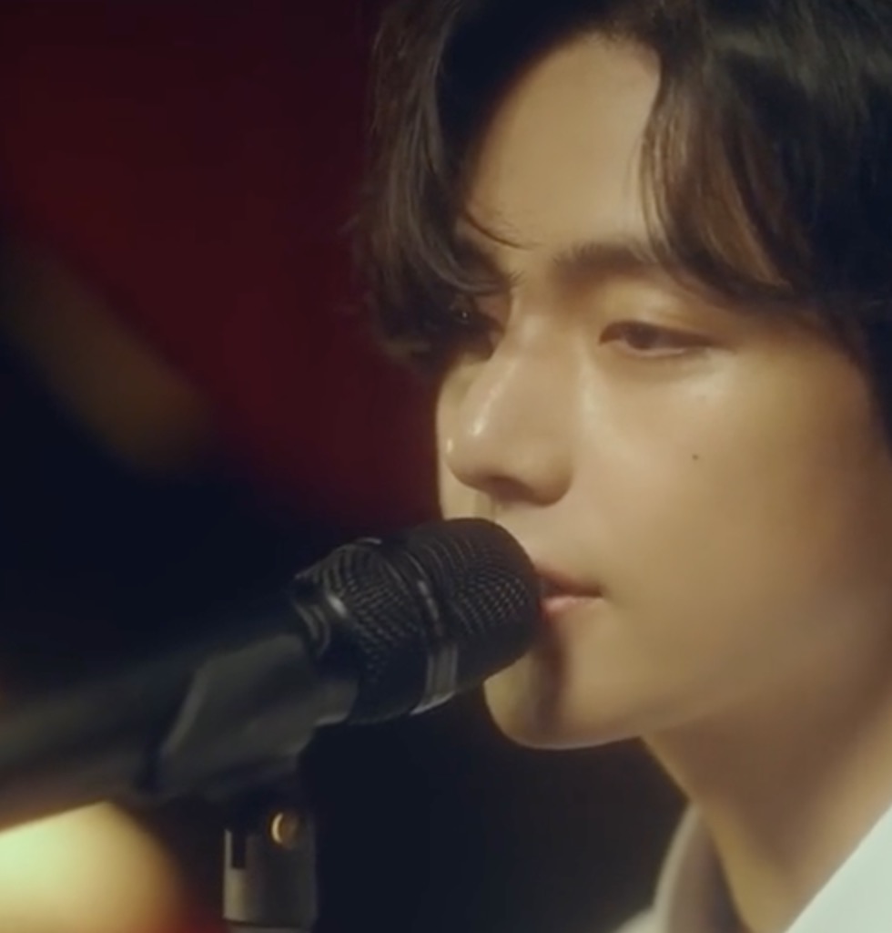역대급 콜라보🎄뷔x빙 크로스비

방탄소년단(BTS)의 뷔가 오는 12월 6일, 전설적인 팝 가수 빙 크로스비(Bing Crosby 1903∼1977)와 함께 ‘화이트 크리스마스(White Christmas)’를 듀엣으로 발표한다고 밝혔습니다.

이번 곡은 빙 크로스비가 1977년 데이비드 보위와 함께한 듀엣 이후 47년 만에 공개되는 협업 작품입데요. 뷔가 이 클래식 캐롤을 어떻게 자신의 스타일로 재해석할지 벌써부터 많은 이들의 관심을 끌고 있습니다. 이미지