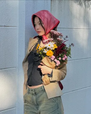 유행에 또 불을 지핀 GD 패션❤️🔥
올여름에 이어 올겨울도 스카프는 머리에🧕🏻 이미지