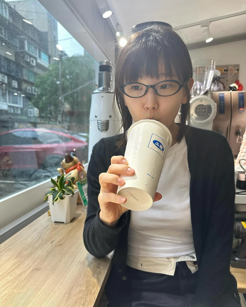 박소담의 드뮤어 공식🖤흰 or 검 이미지2