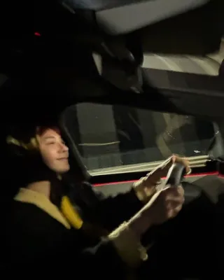 국내에는 단 두 대 들어온 사이버트럭. 그 중 한 대는 지드래곤이 운전 중🛻💨 이미지