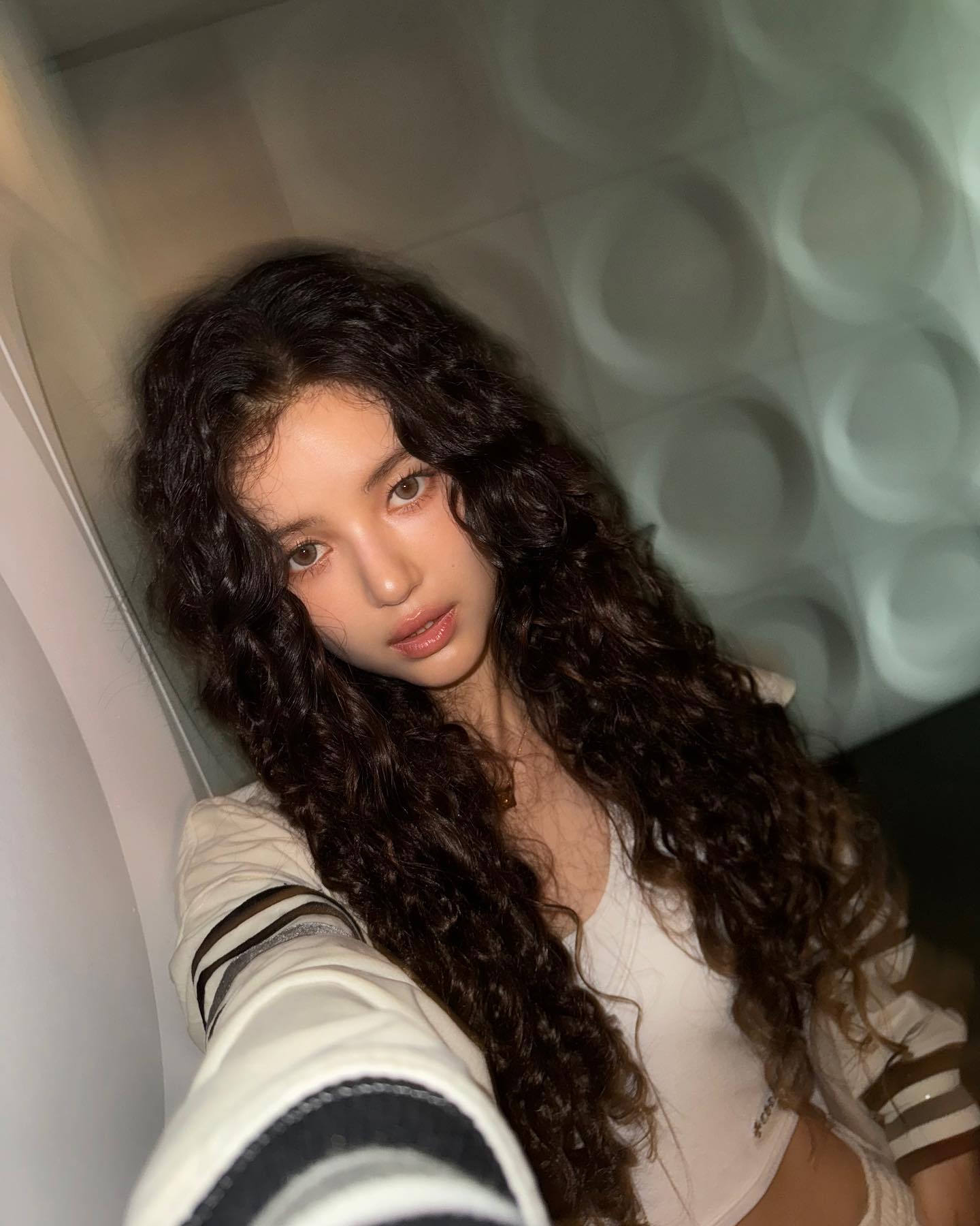 요즘 셀럽들은 짜파게티 홀릭🌀
빠글빠글 히피펌으로 유니크하게✨ 이미지8