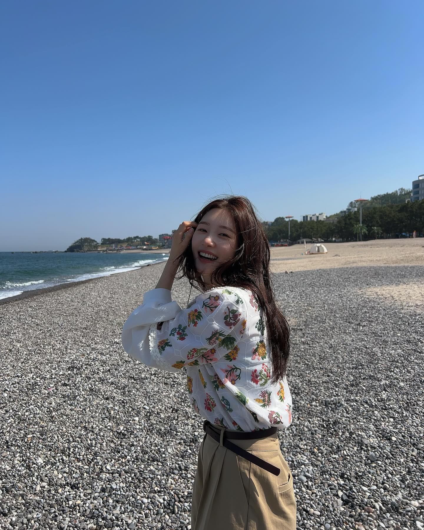 정채연의 코디 속 단골 컬러🤎🩶
드뮤어 감성의 브라운&그레이로 FW 코디 완성해봐✨ 이미지4