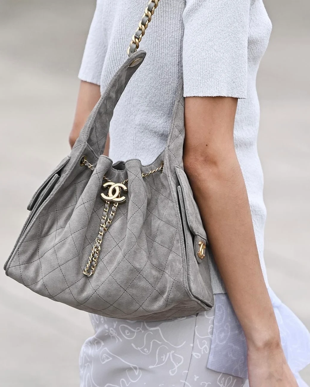 곧 출시될 샤넬 22백 다음 잇백?👜

22백 인기를 이어갈 샤넬 넥스트 '잇 백’이 등장했습니다🖤🖤 삼각형 모양 버킷백인데요. 클래식한 샤넬 패턴에 실용성까지 더해져 출시 전부터 주목받고 있습니다.

24/25 크루즈 컬렉션 뿐 아니라 25 레디투웨어 컬렉션에서도 풍성한 컬러와 소재로 다양성을 보여주었습니다. 샤넬 넥스트 ‘잇 백’ 다운 모습을 보여주고 있는 이 가방은 꾸준한 인기를 보여주는 22백의 명맥을 이어 나갈 수 있을지 기대됩니다. 곧 출시될 시즌 백을 기다려보세요. 이미지