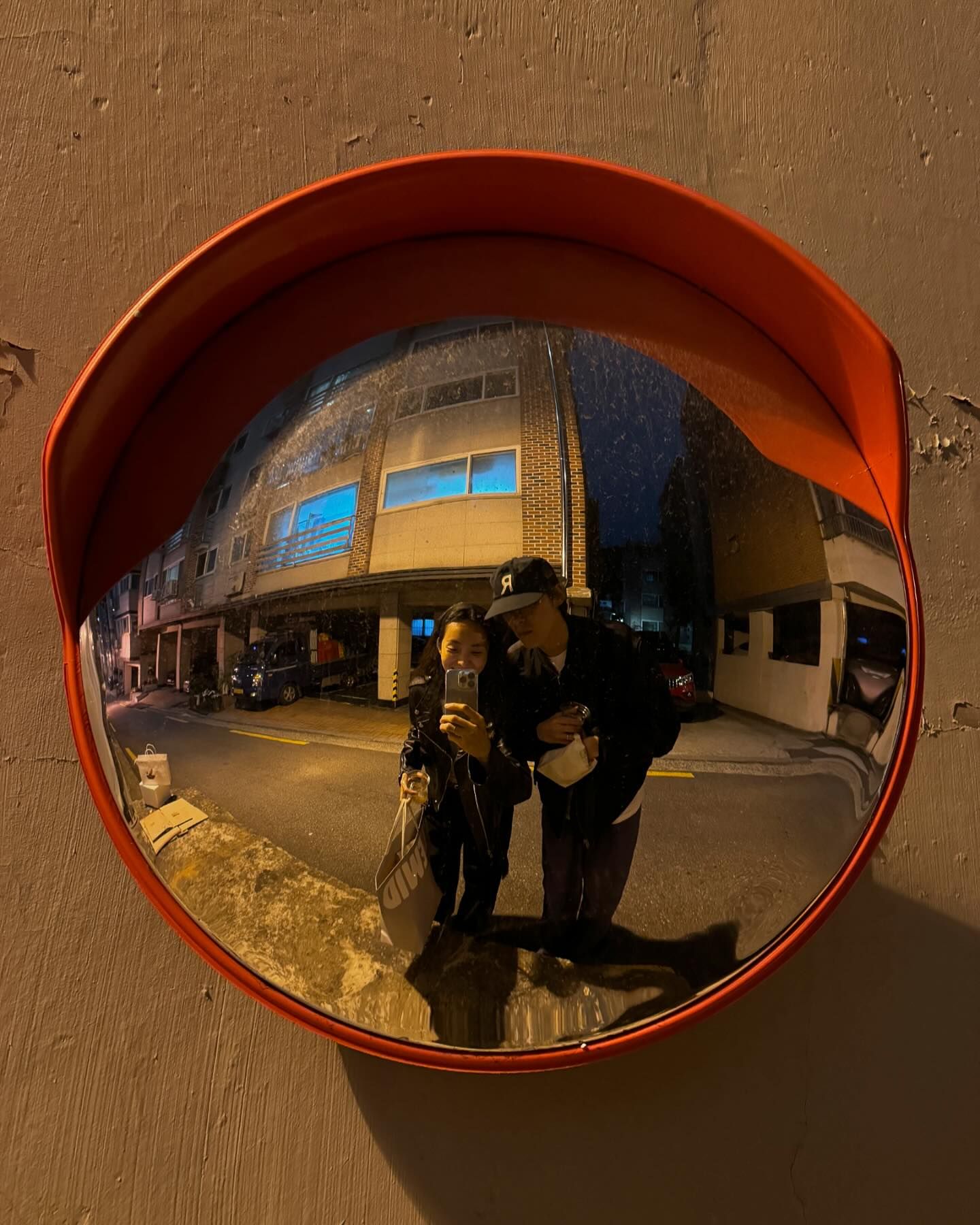 사랑스러운 셀럽 부부의 커플룩💕
브랜드나 스타일, 컬러 중 하나를 맞춰서 @입어봐!👩🏻‍❤️‍👨🏻 이미지