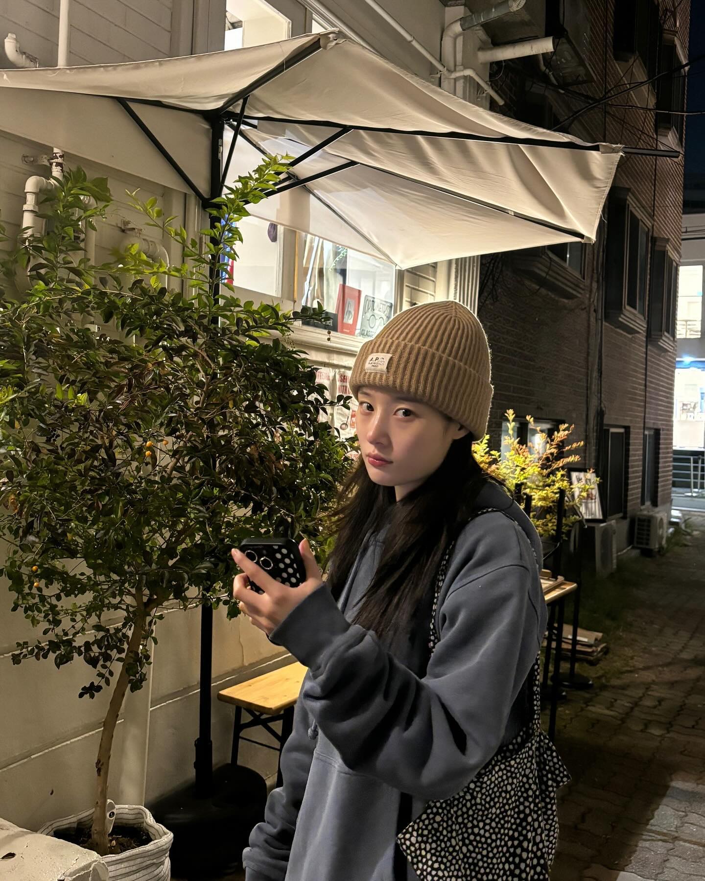 정채연의 코디 속 단골 컬러🤎🩶
드뮤어 감성의 브라운&그레이로 FW 코디 완성해봐✨ 이미지9