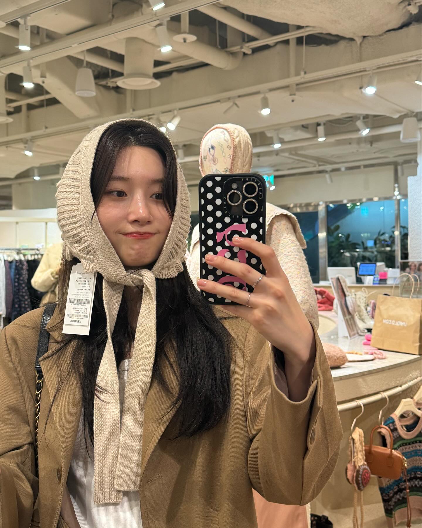 정채연의 코디 속 단골 컬러🤎🩶
드뮤어 감성의 브라운&그레이로 FW 코디 완성해봐✨ 이미지3