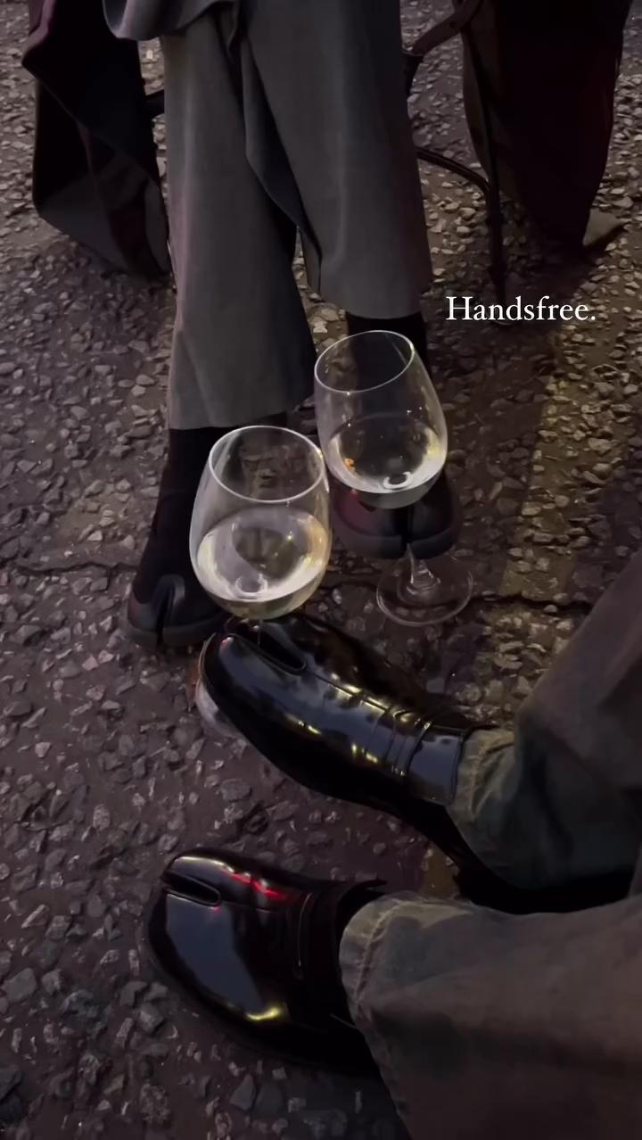 손 시려우니까 발로 건배🥂 이미지