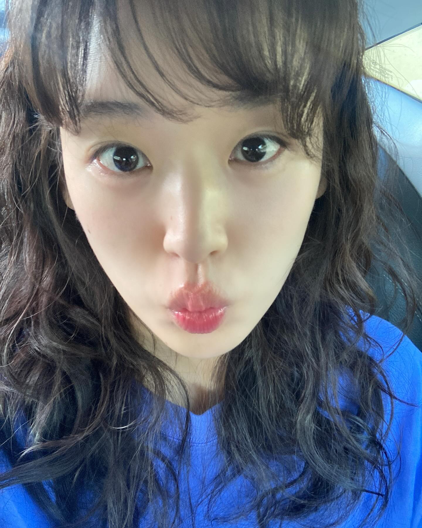 요즘 셀럽들은 짜파게티 홀릭🌀
빠글빠글 히피펌으로 유니크하게✨ 이미지4