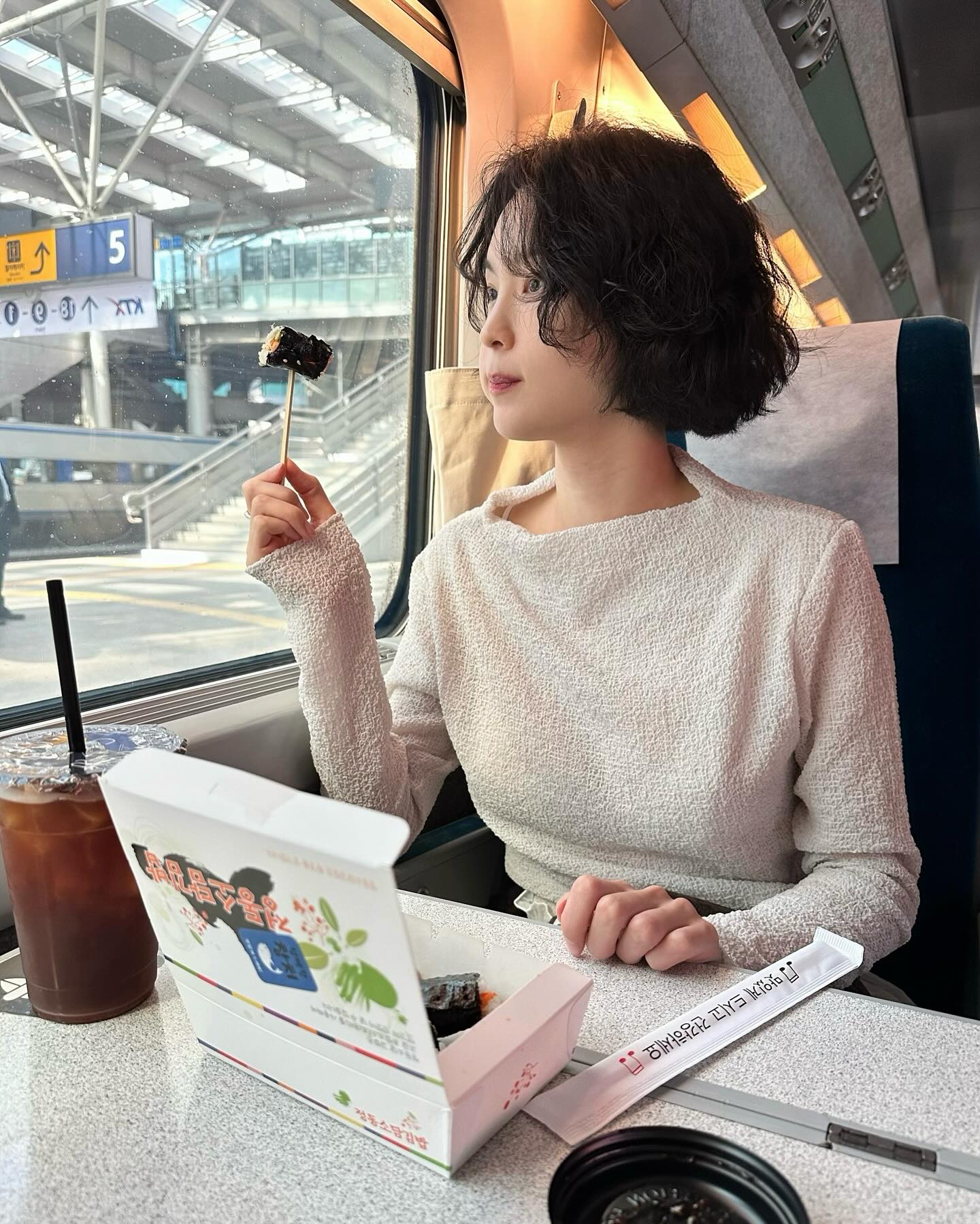 요즘 셀럽들은 짜파게티 홀릭🌀
빠글빠글 히피펌으로 유니크하게✨ 이미지5