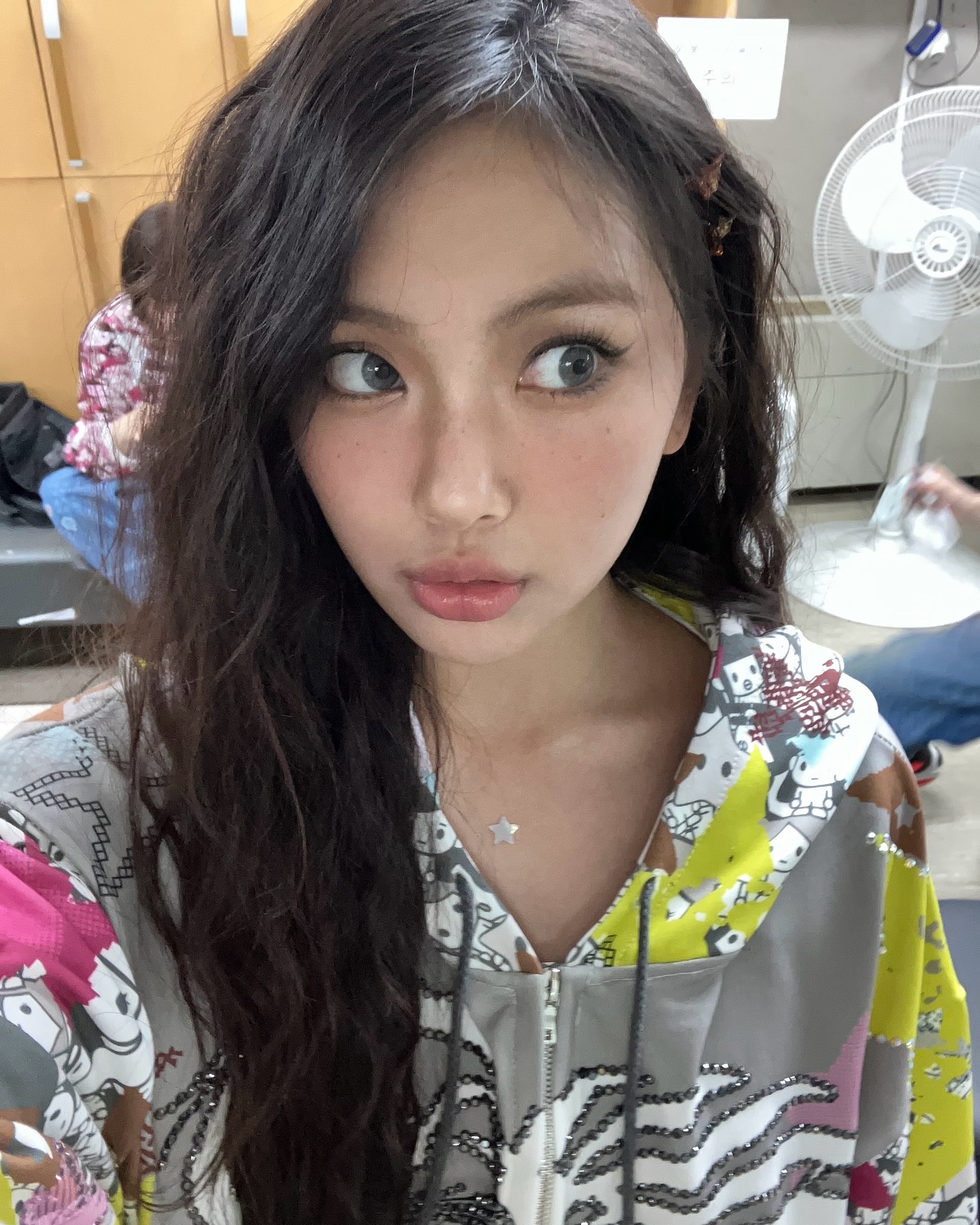 요즘 셀럽들은 짜파게티 홀릭🌀
빠글빠글 히피펌으로 유니크하게✨ 이미지6