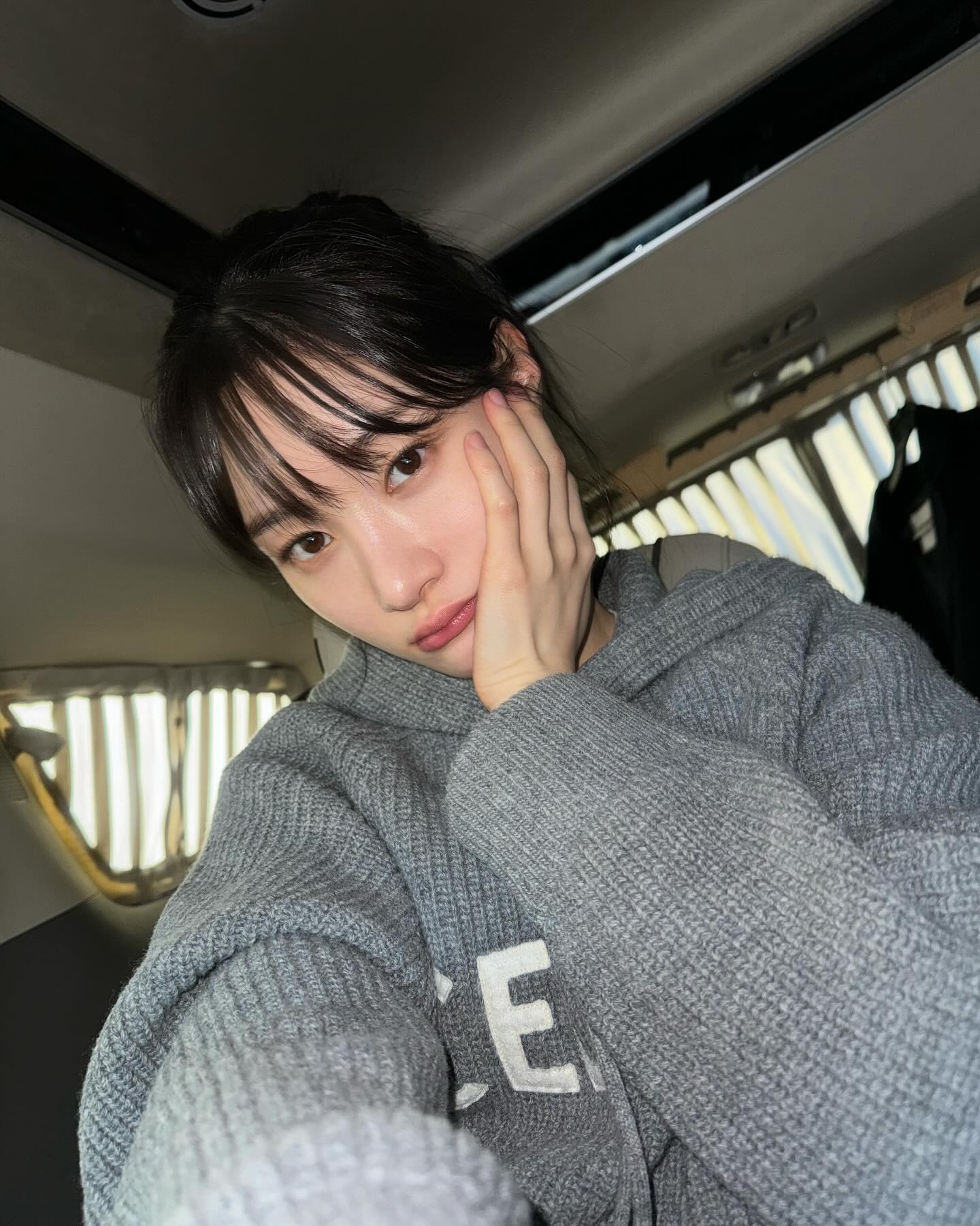 정채연의 코디 속 단골 컬러🤎🩶
드뮤어 감성의 브라운&그레이로 FW 코디 완성해봐✨ 이미지8
