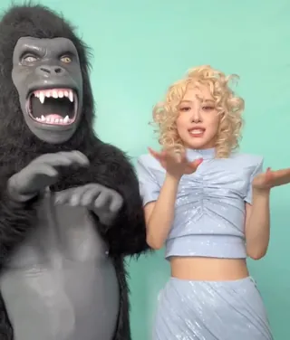 요즘 셀럽들은 짜파게티 홀릭🌀
빠글빠글 히피펌으로 유니크하게✨ 이미지