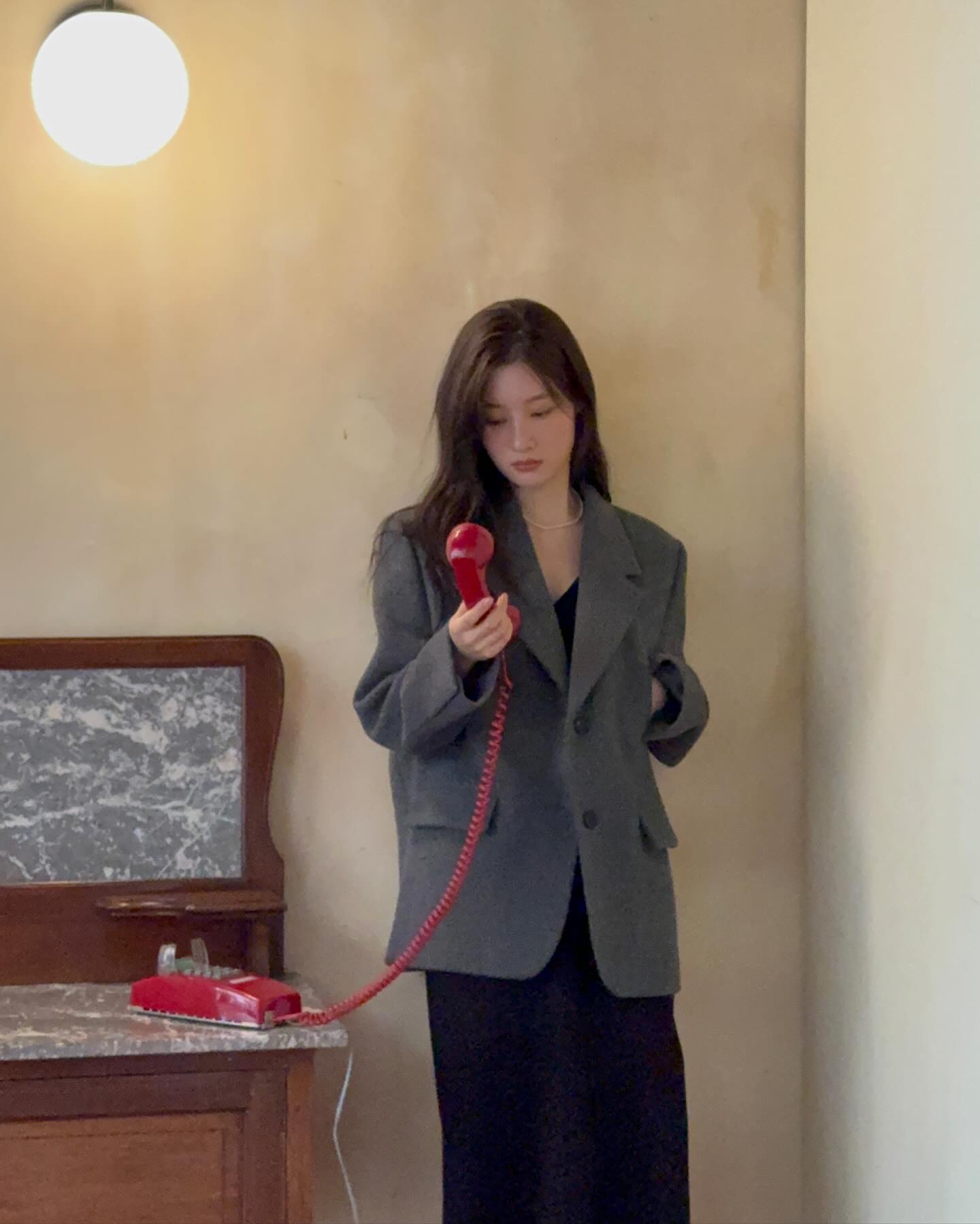 정채연의 코디 속 단골 컬러🤎🩶
드뮤어 감성의 브라운&그레이로 FW 코디 완성해봐✨ 이미지7