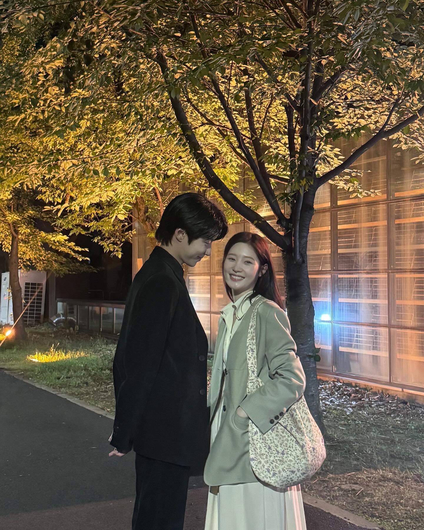 정채연의 코디 속 단골 컬러🤎🩶
드뮤어 감성의 브라운&그레이로 FW 코디 완성해봐✨ 이미지10