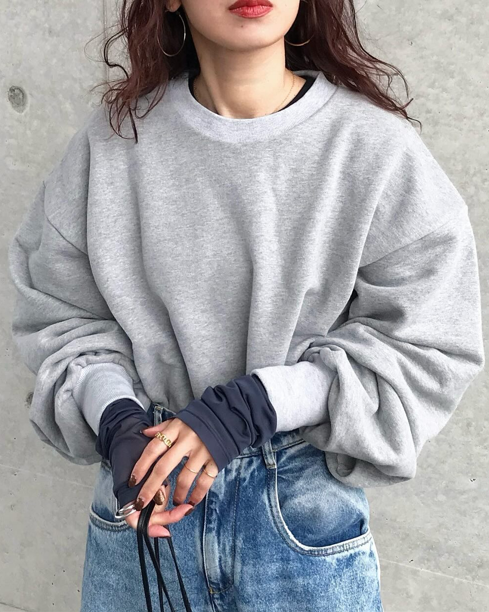 어디든 잘 어울려🩶그레이맨투맨 이미지