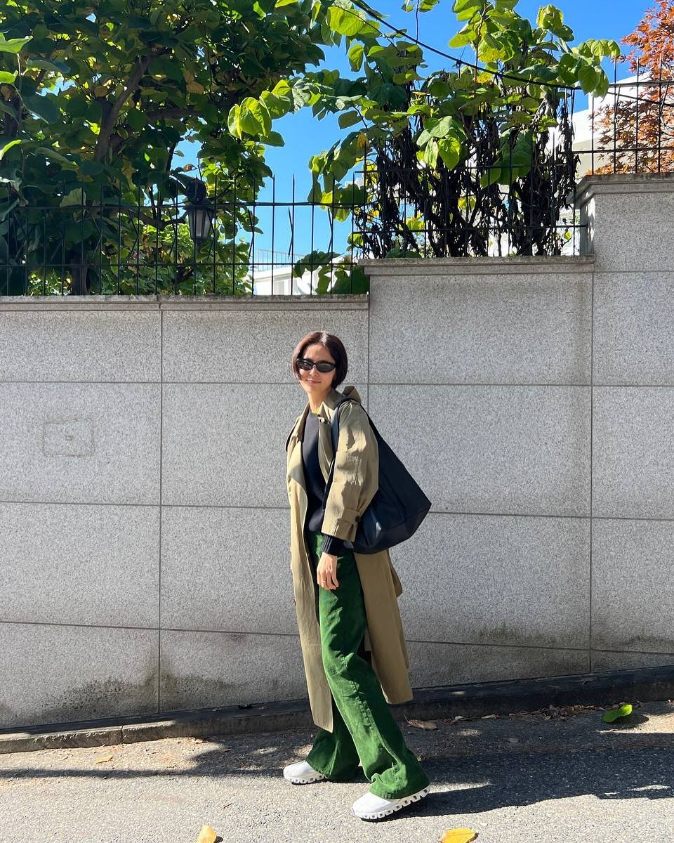 셀럽들의 NEW PICK🖤생로랑 Y백 

로제부터 김나영, 벨라 하디드, 안젤리나 졸리까지, 최근 많은 국내외 셀럽들의 선택을 받고 있는 생 로랑 백을 소개합니다. 

하우스의 모티프 'Y' 이니셜을 활용한 백은 넉넉한 사이즈의 쇼퍼백 형태를 자랑하는데요. 깔끔한 디자인으로 어느 룩에나 소화가 가능한 것이 큰 특징입니다.  이미지4
