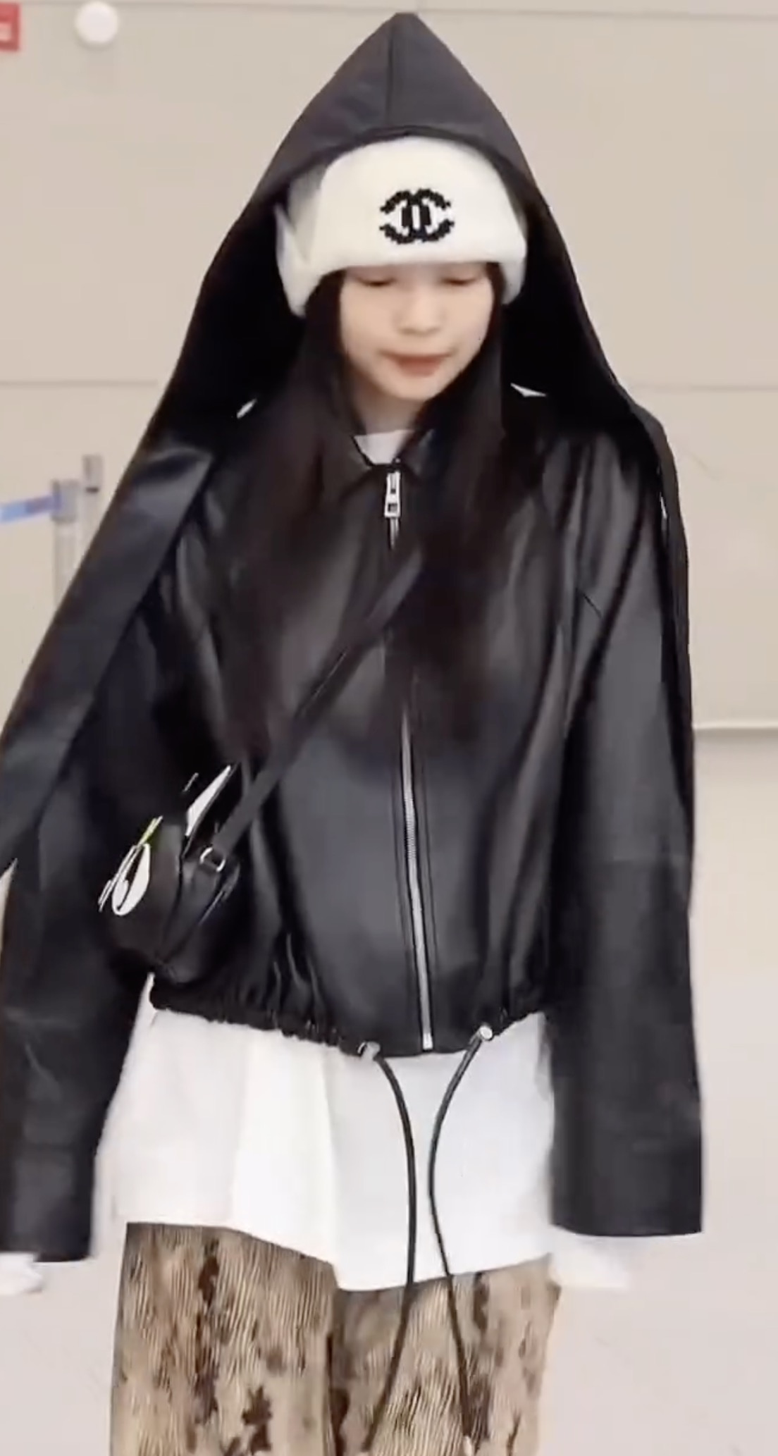 입국에 이어 출국 스타일까지🖤💯
지미추 세일러문 콜라보 백까지 소화하는 제니⭐️ 이미지