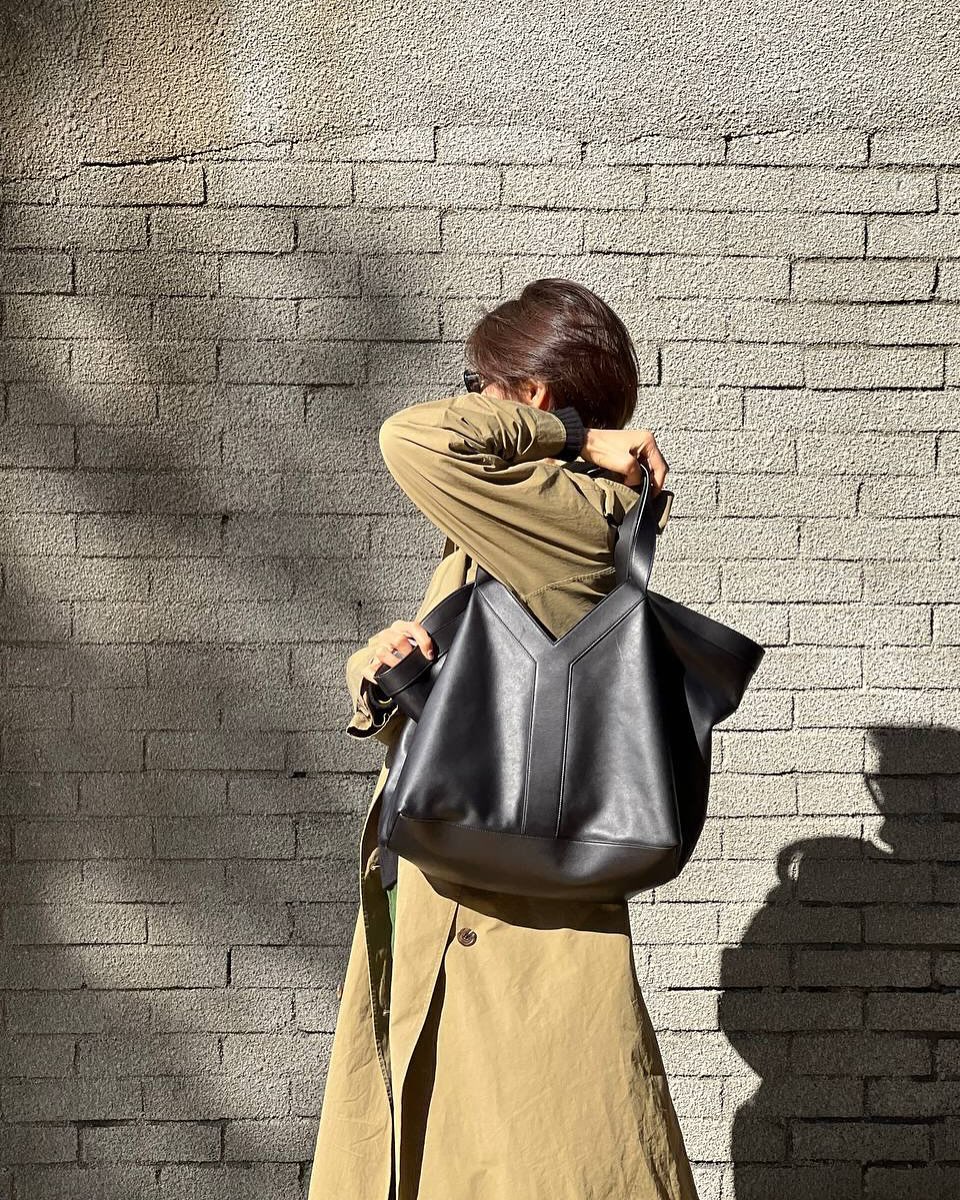 셀럽들의 NEW PICK🖤생로랑 Y백 

로제부터 김나영, 벨라 하디드, 안젤리나 졸리까지, 최근 많은 국내외 셀럽들의 선택을 받고 있는 생 로랑 백을 소개합니다. 

하우스의 모티프 'Y' 이니셜을 활용한 백은 넉넉한 사이즈의 쇼퍼백 형태를 자랑하는데요. 깔끔한 디자인으로 어느 룩에나 소화가 가능한 것이 큰 특징입니다.  이미지2